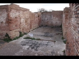 08488 ostia - regio v - insula iii - caseggiato dei lottatori (v,iii,1) (haus der ringer) - raum am eingang von der via del casa pozzo - suedwestecke - bli ri sueden - 01-2024.jpg